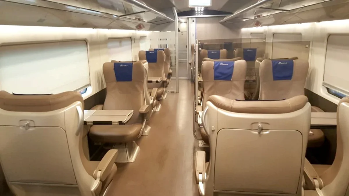 Frecciarossa Business class 2 plus 1 leather seating with table and privacy dividers